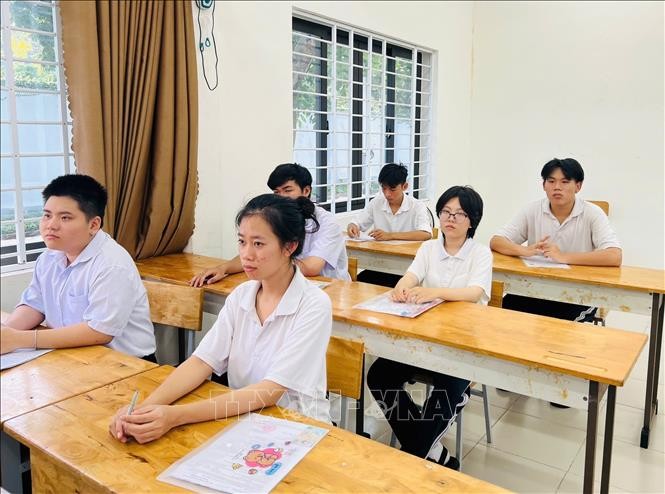考生在武氏六高中学校考点。图：黄山-越通社