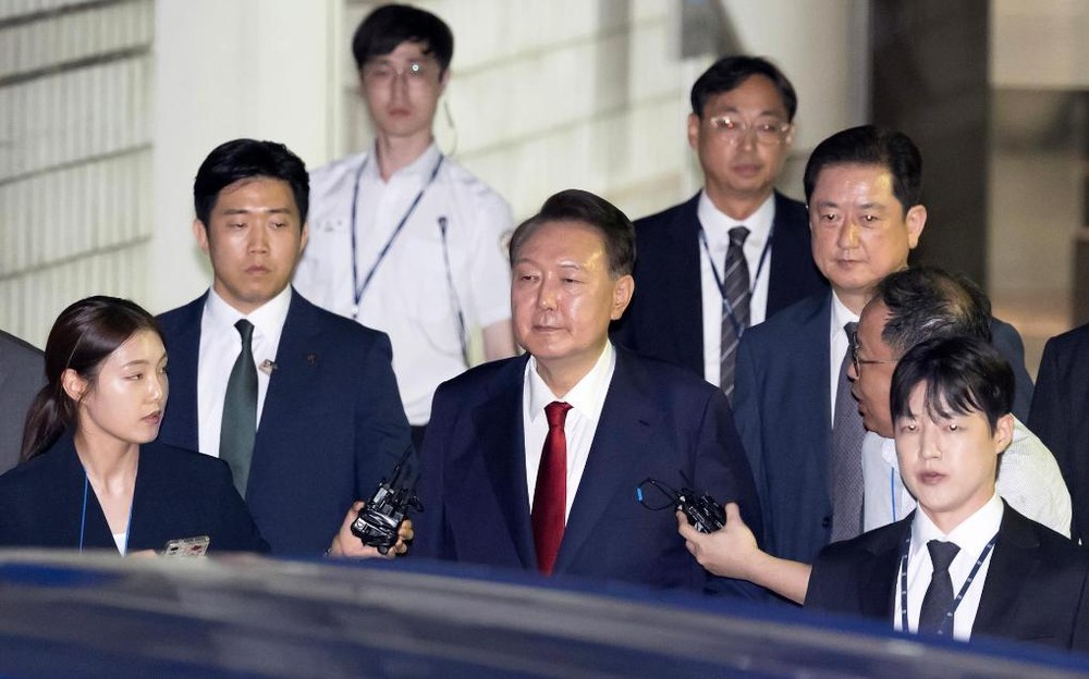 2025年7月9日晚，韩国前总统尹锡悦接受讯问后走出首尔中央地方法院。图源：新华社