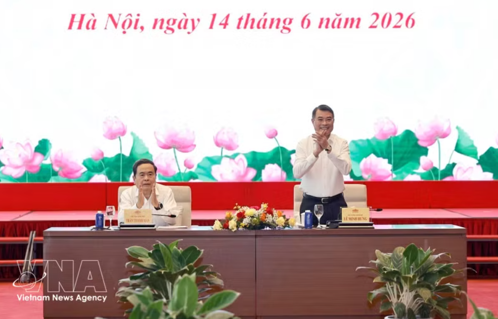 越南政府总理和国会主席与各家媒体负责人会面。图自越通社
