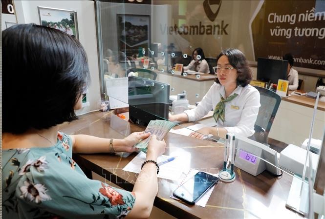 客户在位于河内Vietcombank总部办理业务。图：陈越/越通社