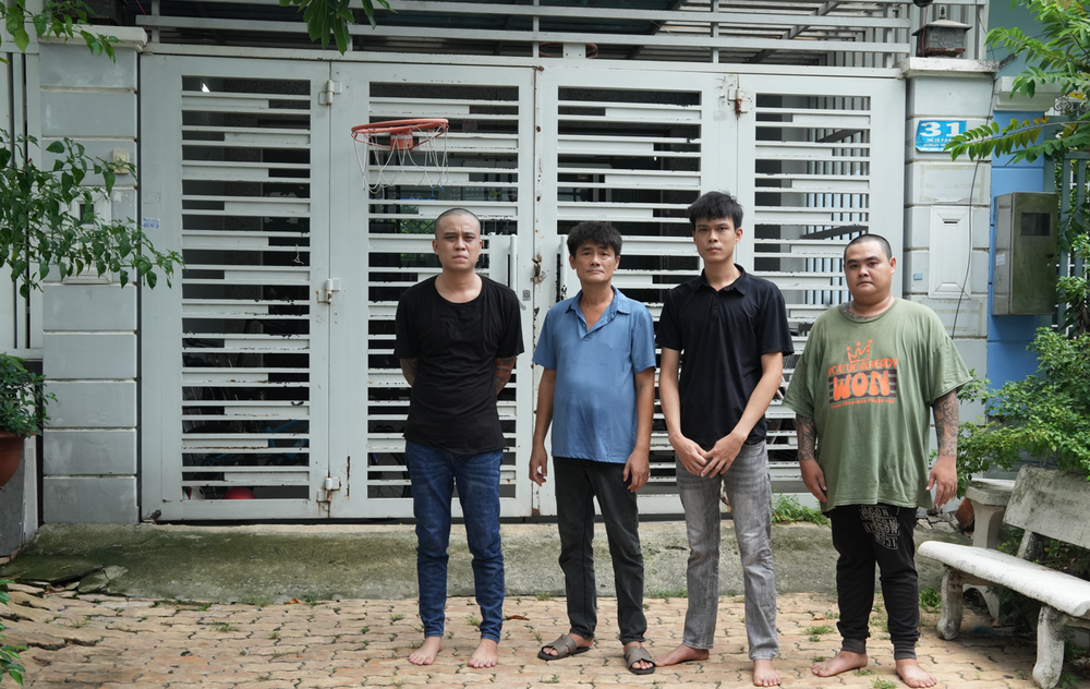 在事发现场的4名嫌疑人。