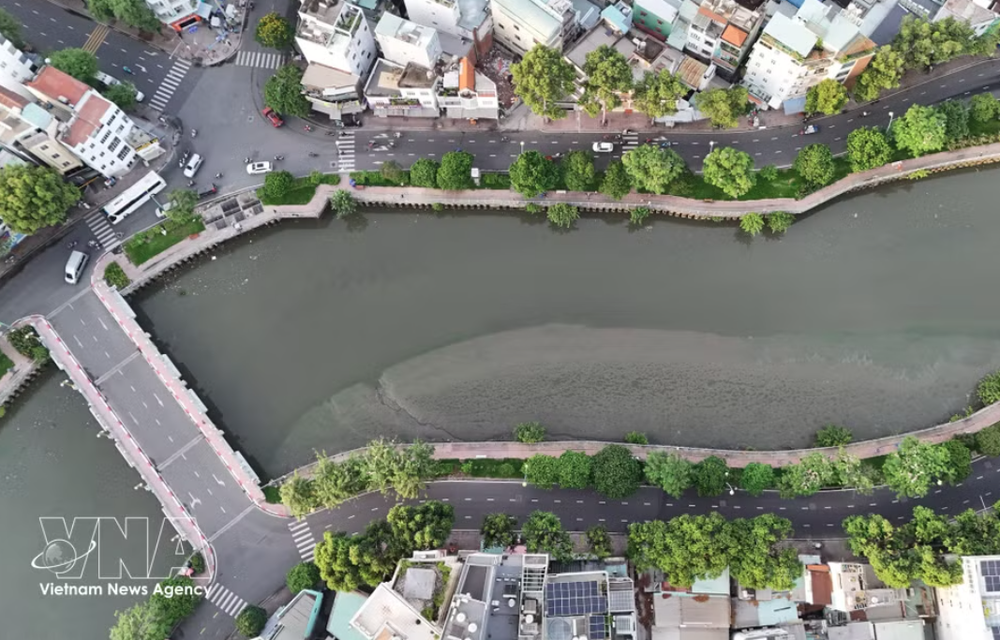 饶禄—氏艺涌两岸的黄沙街和长沙街绿树成荫、景色宜人。图自 越通社 
