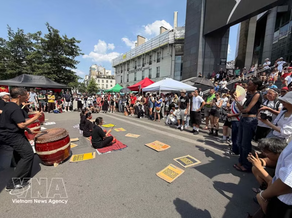 数百人在法国首都巴黎巴士底广场举行游行，呼吁为橙剂/二恶英受害者和受十氯酮农药污染受害者伸张正义并提供赔偿。图自越通社