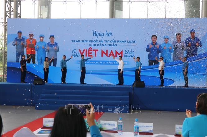 各位代表共同进行盛会开幕仪式。