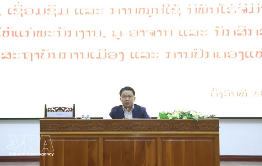 老挝人民革命党中央委员会候补委员、老挝国家政治行政学院党委副书记兼副院长道沙万副教授在会上介绍《胡志明全集》一书内容。图自越通社