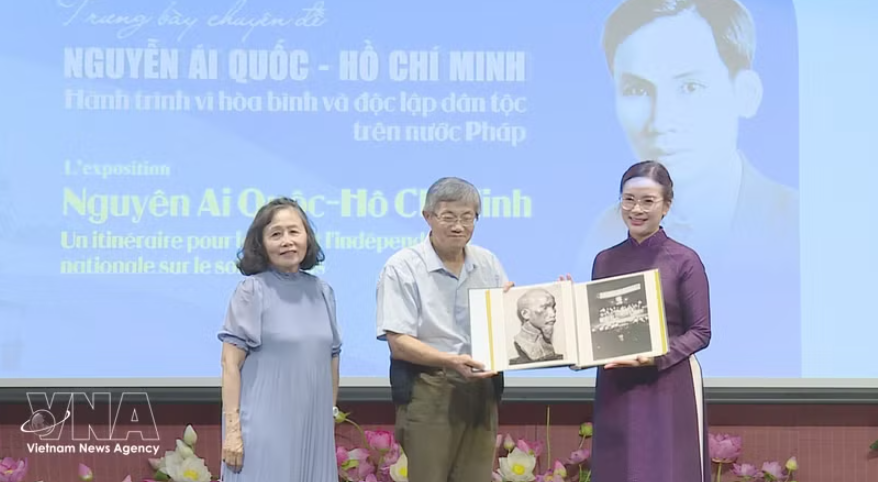 旅法越侨家庭代表向主席府胡志明主席遗迹区赠送在法国保存的关于胡志明主席的珍贵资料和图片。图自越通社