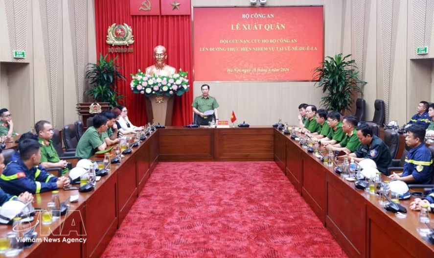 越南公安部为即将前往委内瑞拉执行任务的救援队举行出征仪式。图自越通社