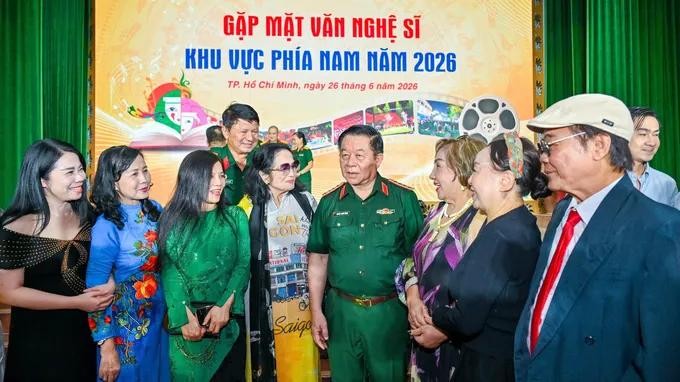 阮仲义大将与各位文艺工作者亲切交谈。图：孟胜