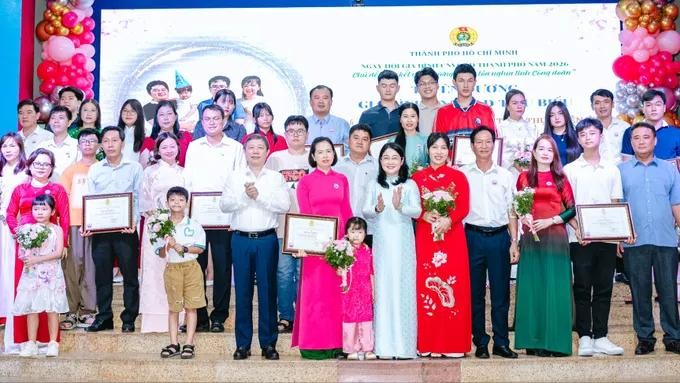 胡志明市市委常务处委员、市委宣教与民运处主任杨英德祝贺模范工人、公务员和劳动者家庭。