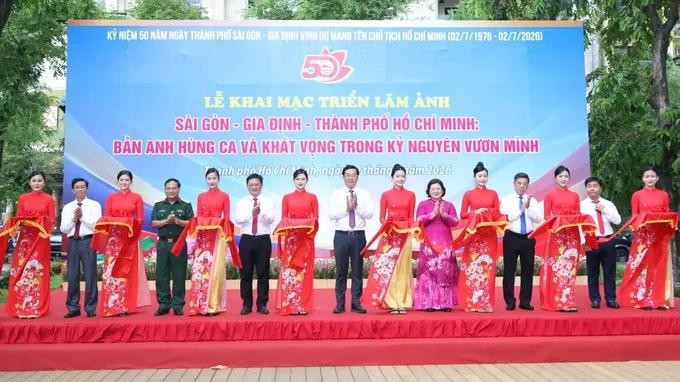 各位领导、代表为展览开幕仪式剪彩。图：勇方