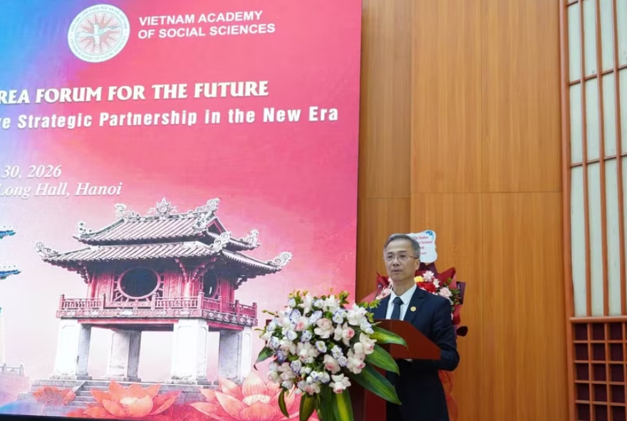 越南社会科学翰林院副主席邓春青博士发表讲话。图自越通社