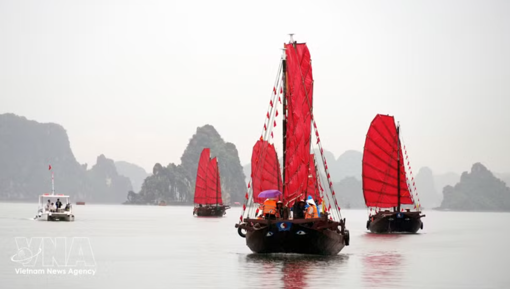 三舷船体验旅游产品亮相下龙湾。图自越通社