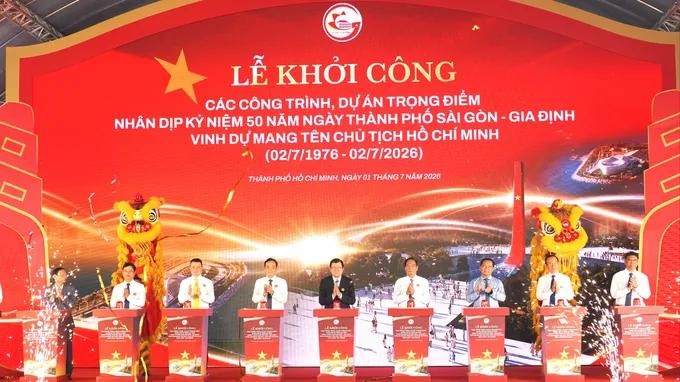 各位代表为庆祝以胡伯伯名字命名城市50周年的各重点工程、项目举行动工仪式。图：黄雄。