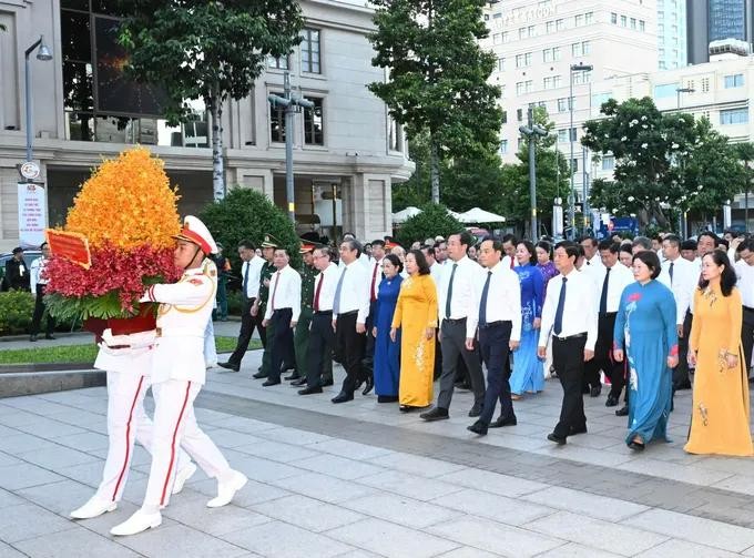 胡志明市市委、人民议会、人委会、市越南祖国阵线委员会代表团向胡志明主席敬献鲜花表达缅怀之情。图：越勇