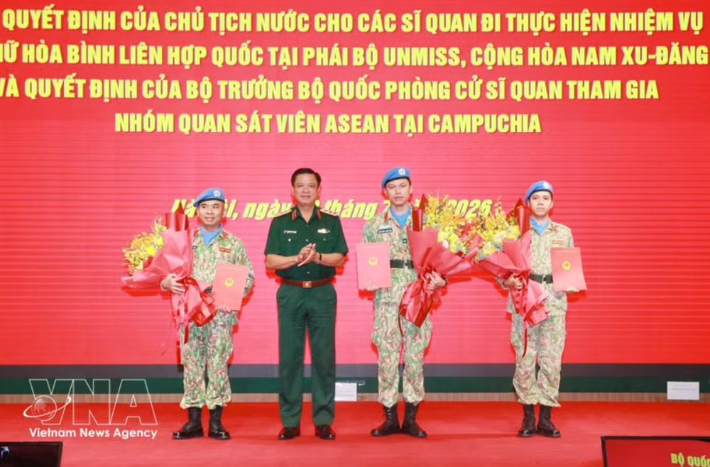国防部副部长阮长胜上将向前往联合国南苏丹维和特派团执行任务的3名军官颁发国家主席和国防部长任命决定书。图自越通社
