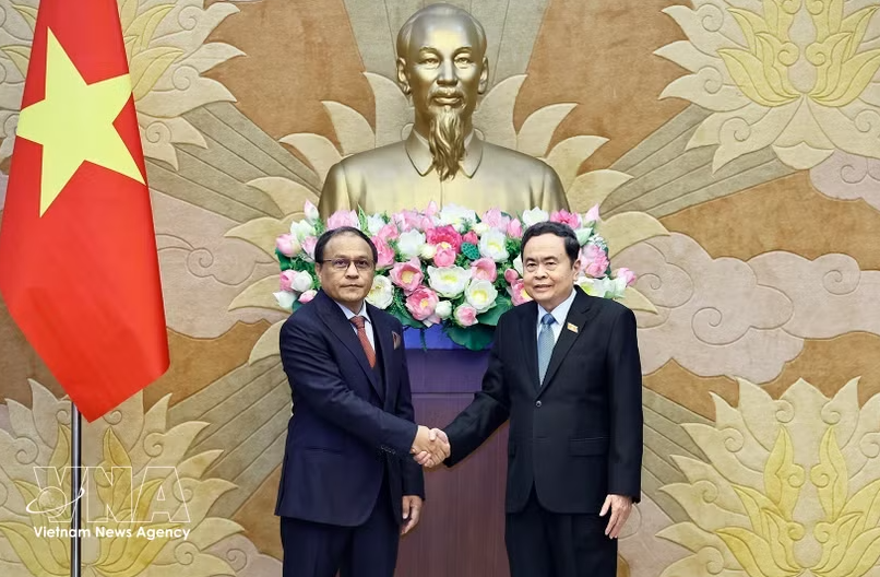 越南国会主席陈青敏（右）与马来西亚总检察长莫哈末杜苏基。图自越通社