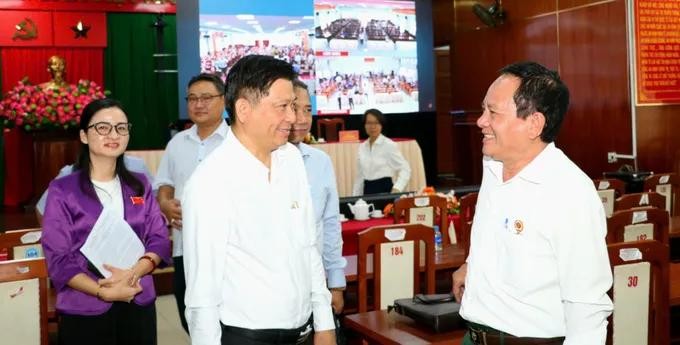 陈文俊代表与巴点乡选民交流。