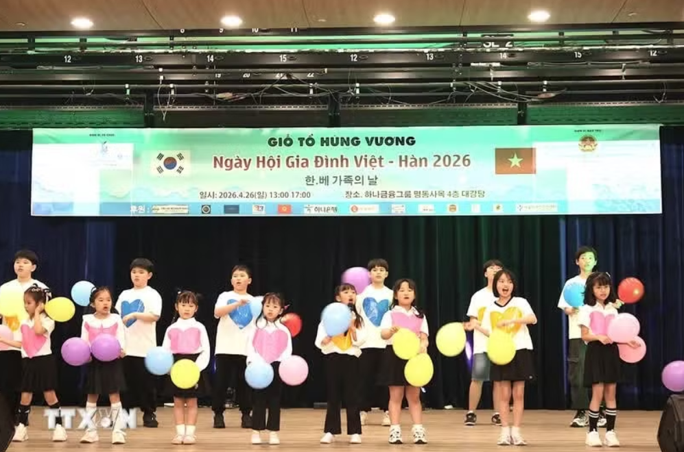 越韩家庭儿童在2026年越韩家庭日活动上表演歌曲《三根蜡烛》。图自越通社 