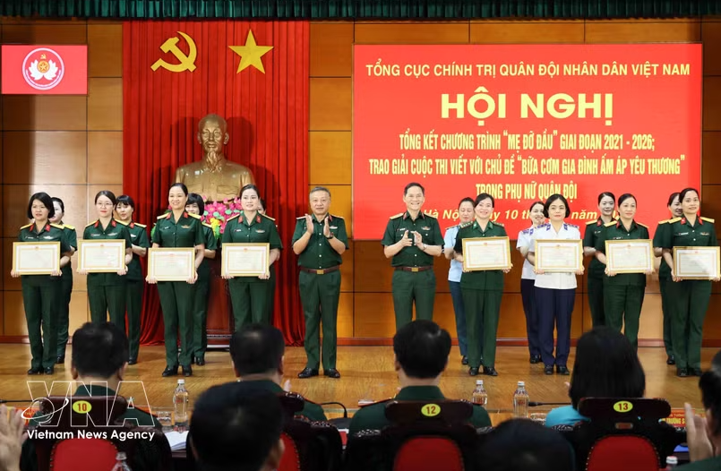 越南人民军总政治部副主任黎光明上将与越南人民军副总参谋长范长山上将向各集体和个人颁发奖励。图自越通社
