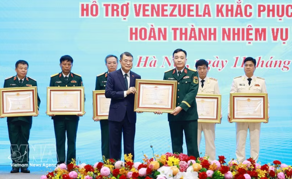 越南政府总理黎明兴向在委内瑞拉执行地震救援和人道援助任务中作出突出贡献的集体颁发二等和三等捍卫祖国勋章。图自越通社