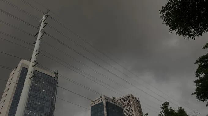7月10日下午在河内的雷阵雨。图：福厚