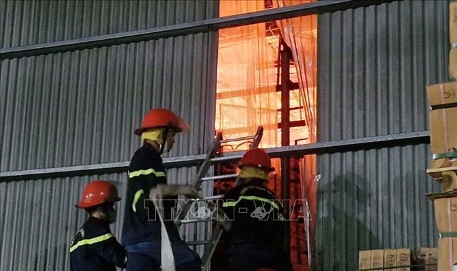 大火发生在越南全盛鞋机自动化一成员有限责任公司二楼仓库存放鞋类区域，故消防力量难以接近。