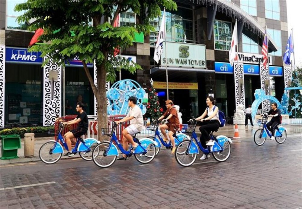 游客骑自行车体验胡志明市中心空间。图：鸿达/越通社