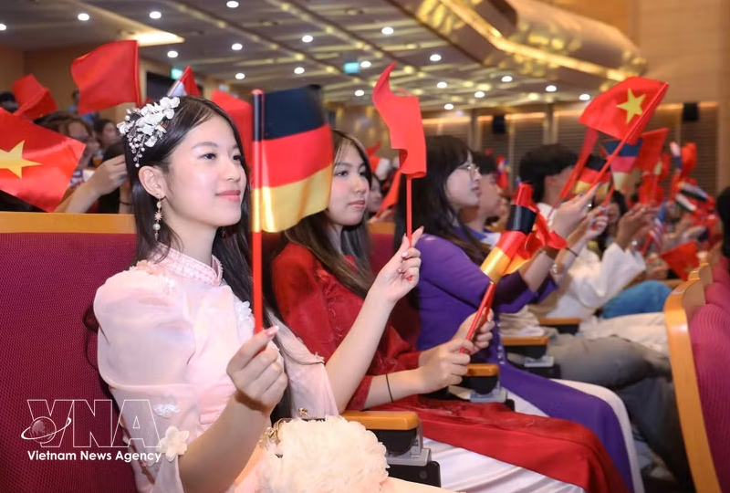 2026年越南夏令营活动吸引了来自32个国家和地区的100多名海外越南青年参加。