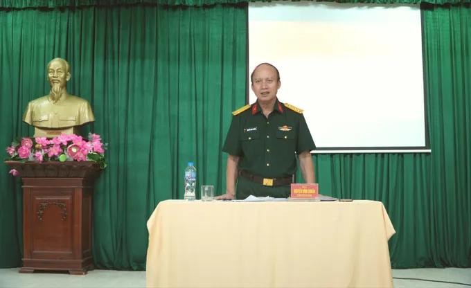 阮廷准大校发表指导讲话。