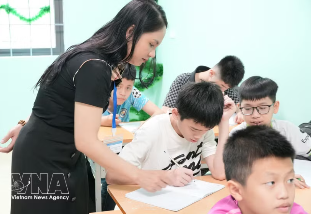 北宁省社会福利中心教师为听障儿童教学。图自越通社
