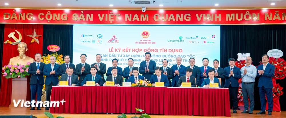 总额度为27万0940亿元的联合信贷合同签约仪式，用于资助胡志明市-忠良-美顺高速公路扩建项目。（图：越雄/Vietnam+）
