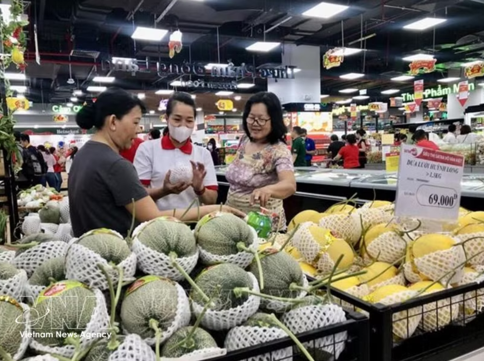 消费者购买水果。图自越通社