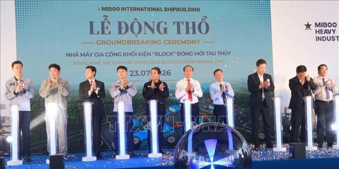 各位代表进行项目动工仪式。