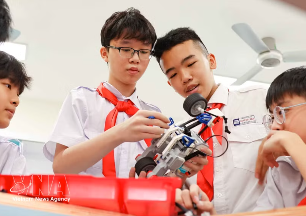河内学生将人工智能应用于图像创作和机器人组装设计。图自越通社