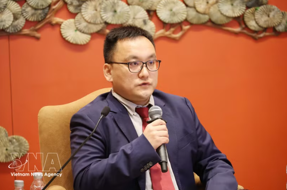 中国中央党校党建教研部郑寰教授回答越通社驻北京记者关于当前中国共产党与越南共产党关系的提问。图自越通社