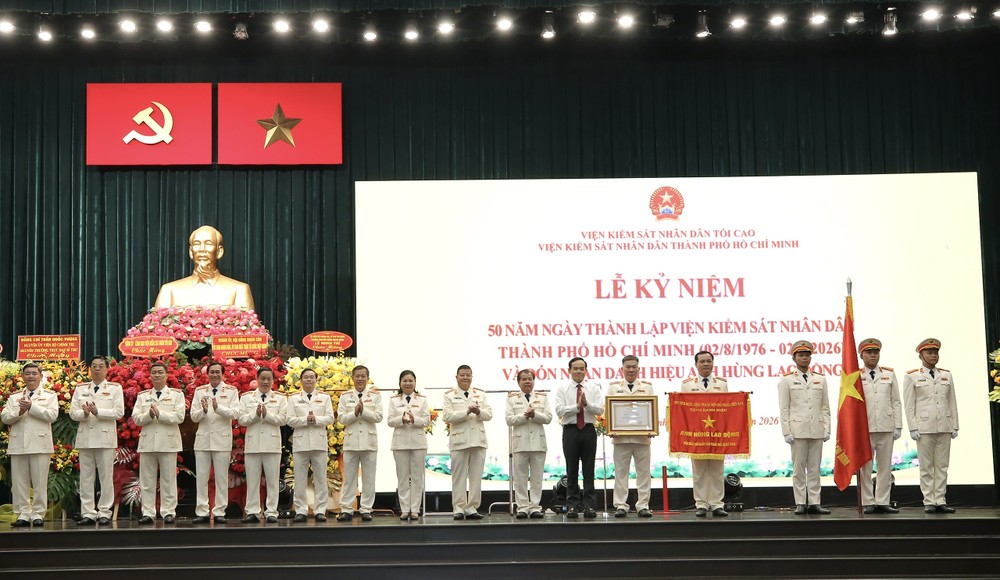 胡志明市市委书记陈留光向胡志明市人民检察院授予“劳动英雄”称号。图：勇芳