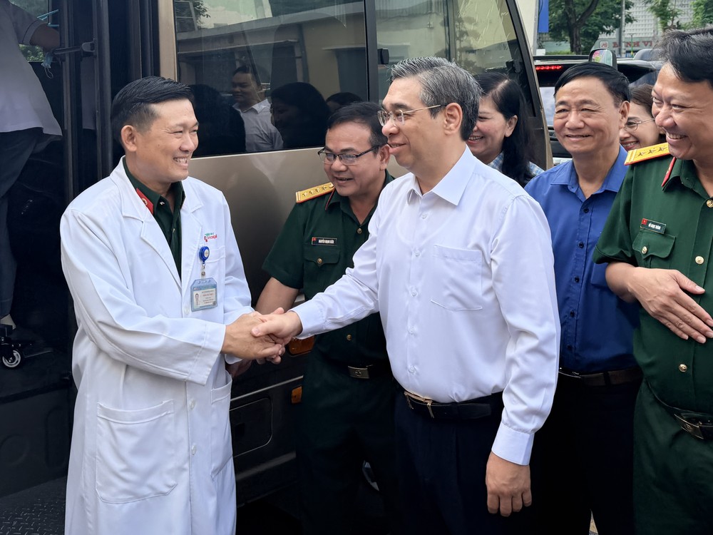 胡志明市市委副书记阮福禄欢送7A医院工作团启程前往革命根据地执行人民医疗保健任务。图：黄雄