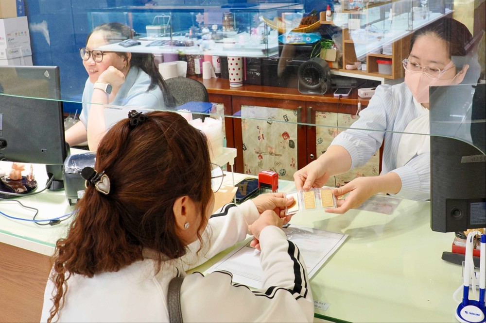7月24日下午，胡志明市棋盘坊阮氏明开街SJC金店的金条交易。（图：黄雄）