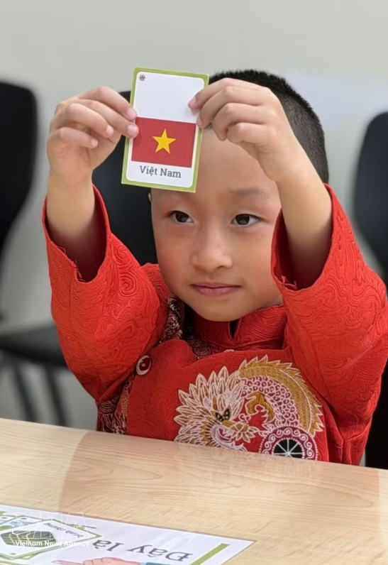 一名越南裔加拿大儿童在加拿大多伦多传统越南语课堂上。图自越通社