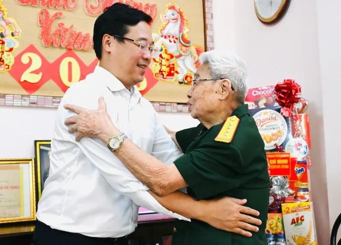 胡志明市市委常务副书记黎国峰探望陈升福。图：越勇