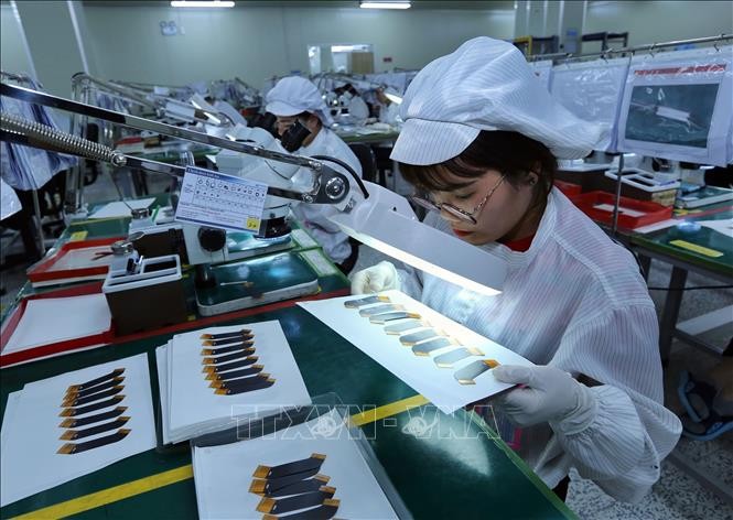 越南安丰工业区一家韩资企业的电子电路板检测线。图：名蓝/越通社。
