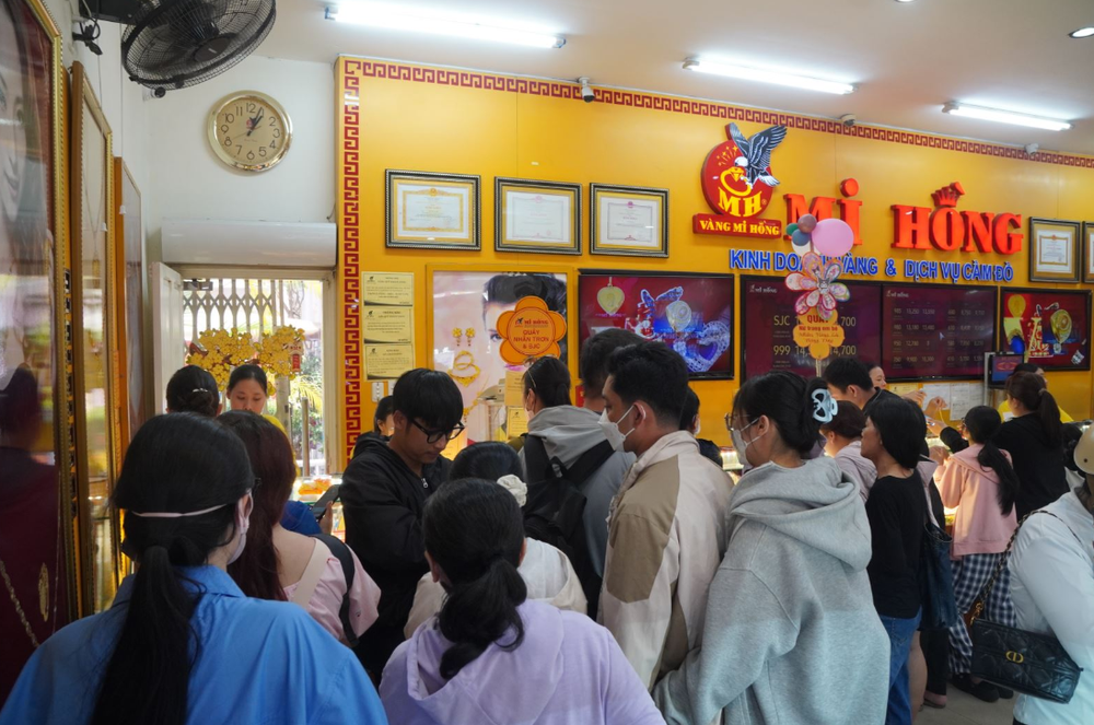 7月28日，胡志明市一家金铺内，民众基于羊群心理抛售黄金。