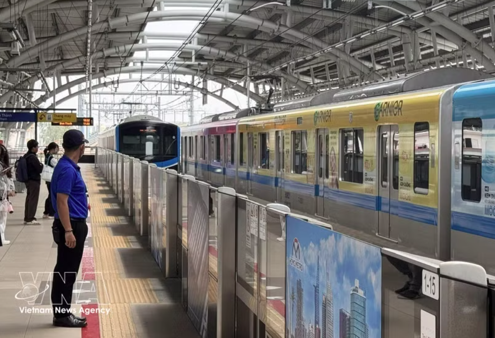 乘客在滨城-仙泉地铁一号线车站候车。图自越通社
