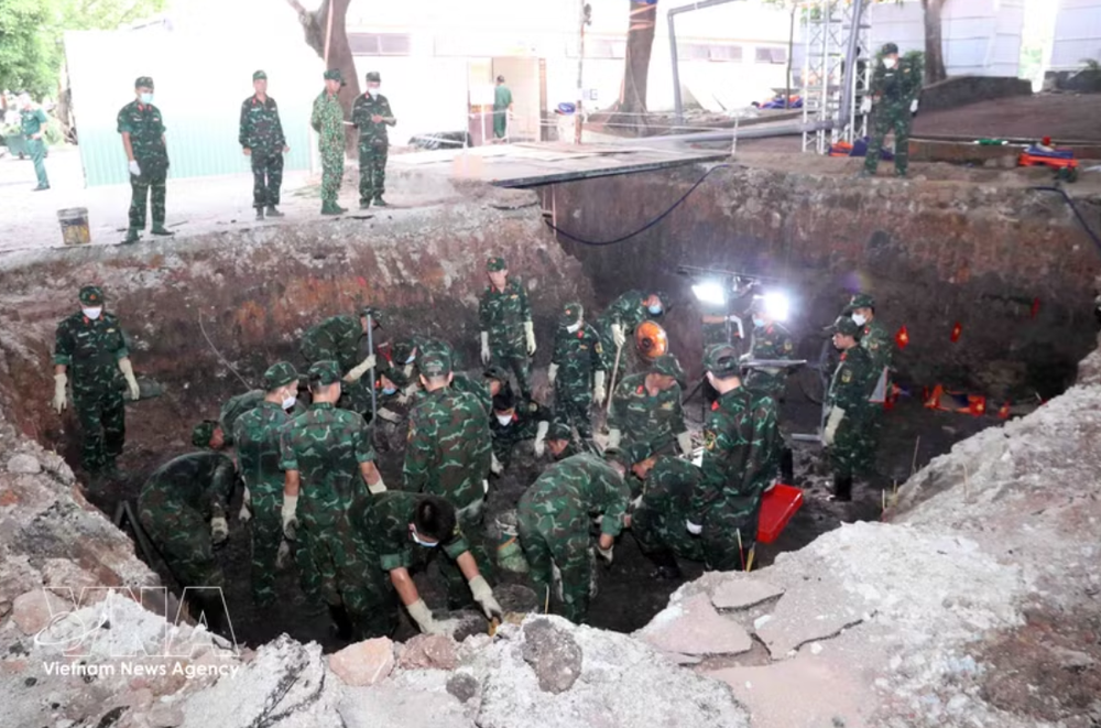 在胡志明市黎氏莲公园区域开展烈士遗骸发掘、归集工作。图自越通社