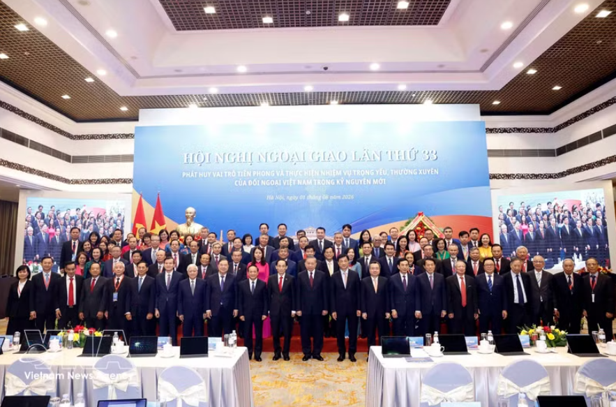 党中央总书记、国家主席苏林同与会代表合影留念。