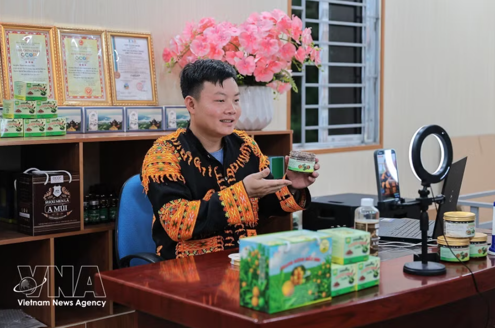 黄福胜通过社交媒体直播，介绍获得三星级一乡一品认证的“母山野生柠檬蜜饯”产品，助力品牌推广并拓展销售市场。图自 越通社 