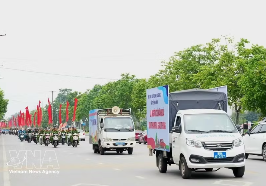 北宁省北江坊在街道上进行宣传巡游，向广大民众传播构建安全、文明交通文化的信息。图自越通社