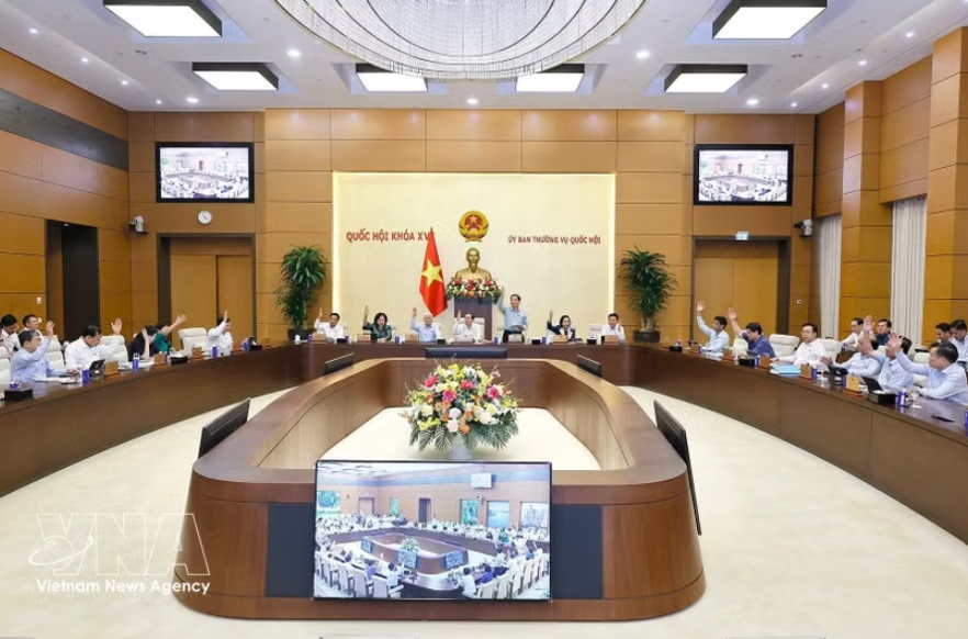 越南国会常务委员会会议表决通过关于设立北宁省12个坊的《决议》。图自越通社
