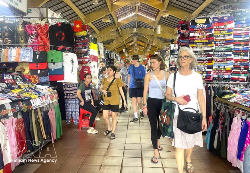 胡志明市滨城市场吸引大量国内外游客前来参观购物。图自越通社