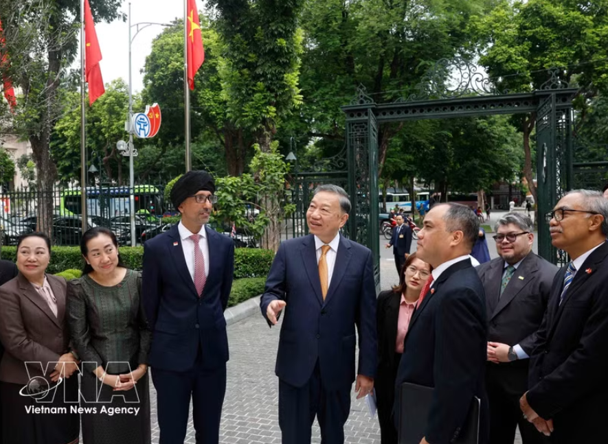党中央总书记、国家主席苏林与东盟各国驻越南大使及临时代办交流。 图自越通社